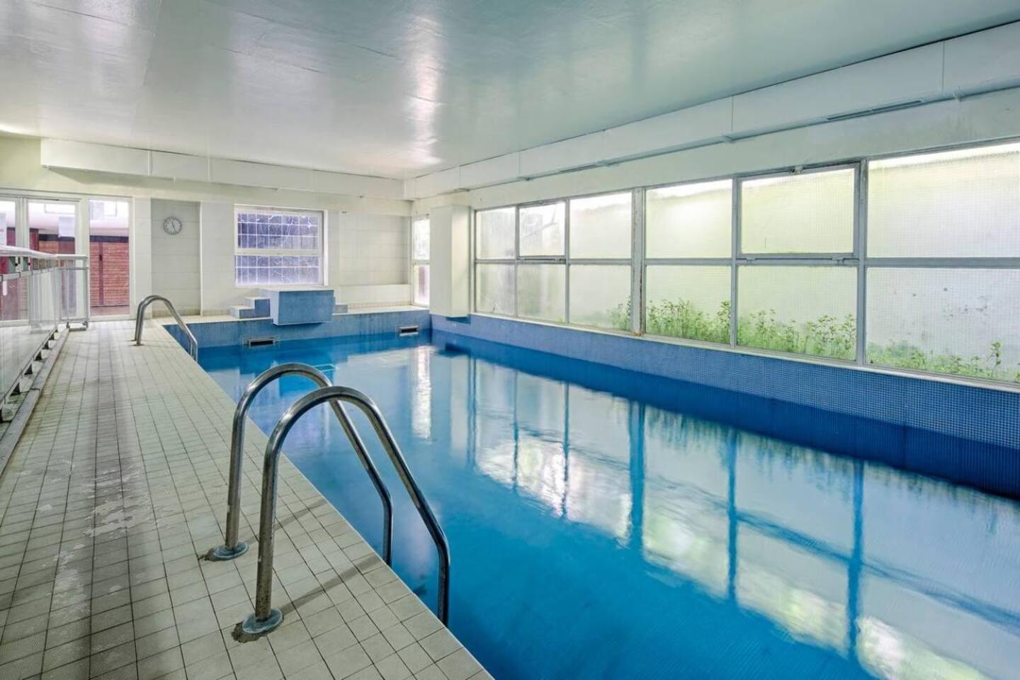 Avec Piscine Métro Convention * Parigi